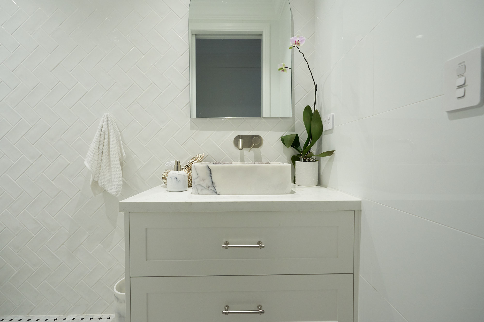 Single white shaker bathroom vanity custom made by Renolux