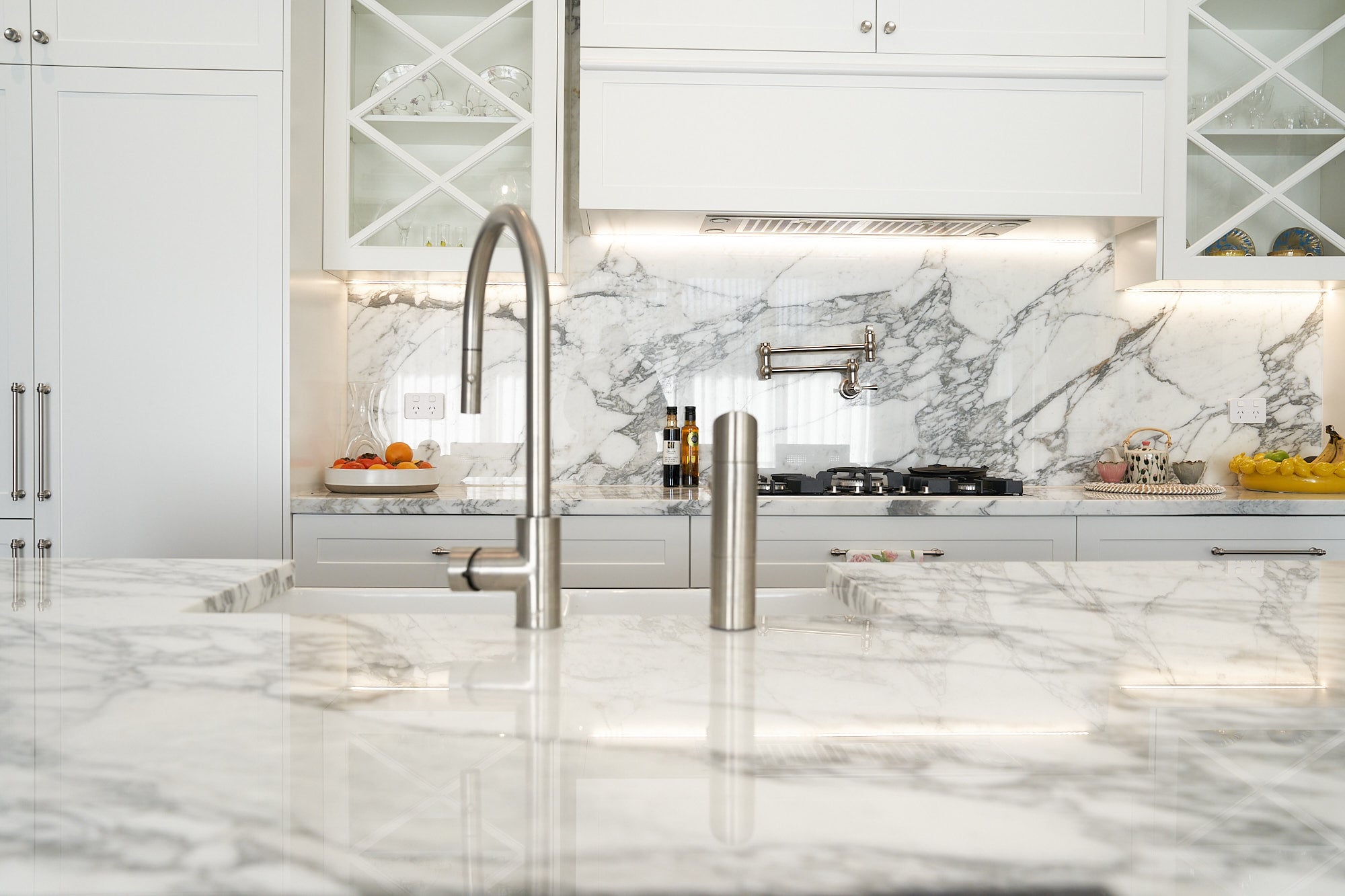 Black and white shaker kitchen with stone surfaces by Renolux