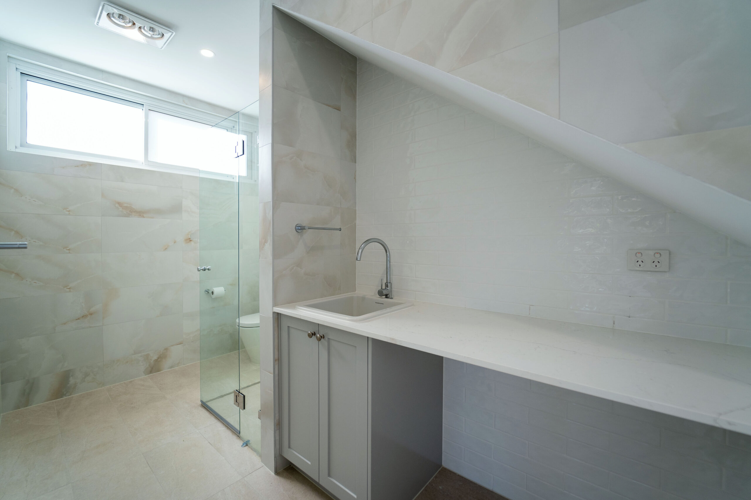 Shaker style custom laundry cabinetry by Renolux