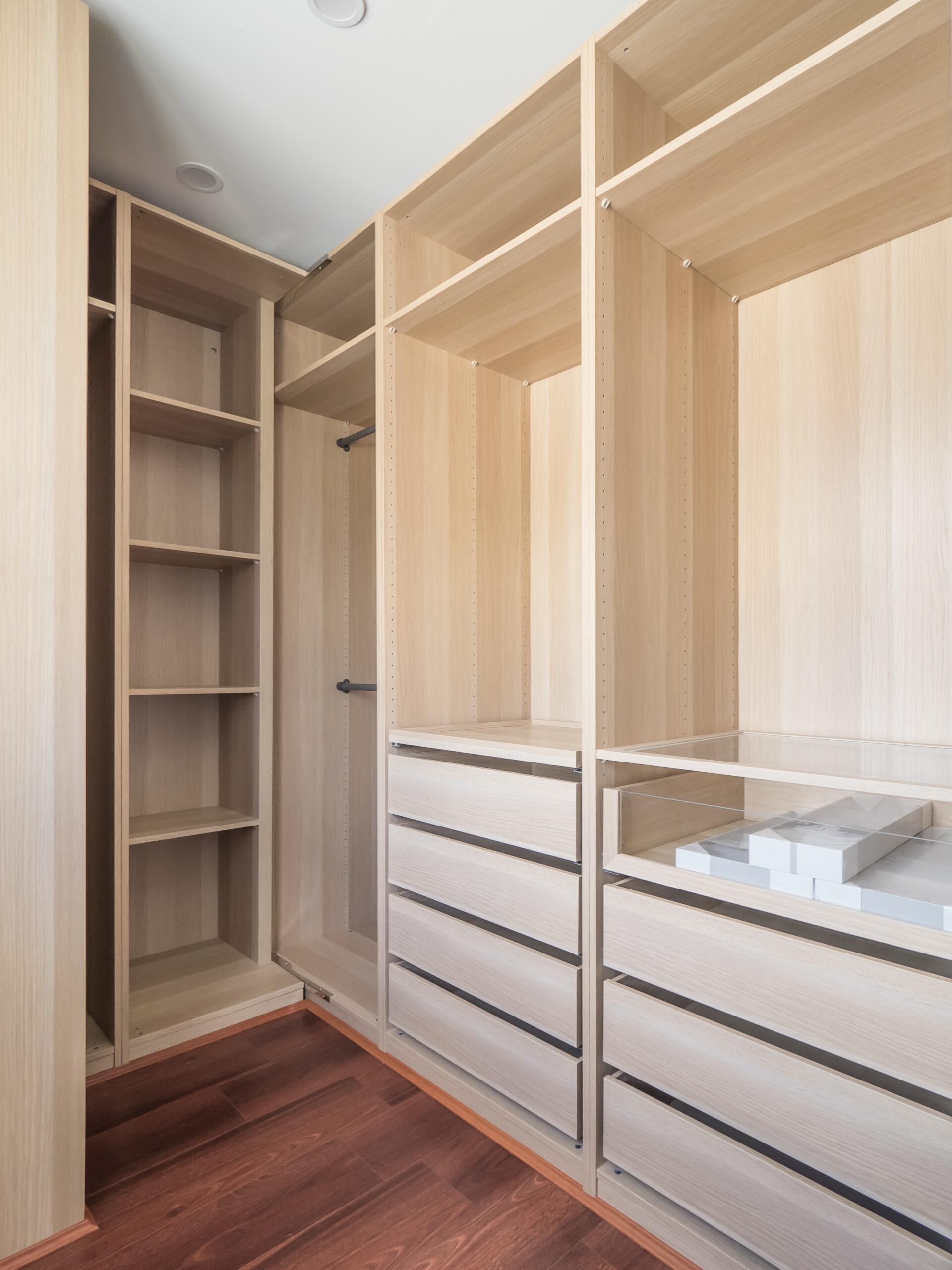 Light coloured built-in wardrobe with custom storage by Renolux