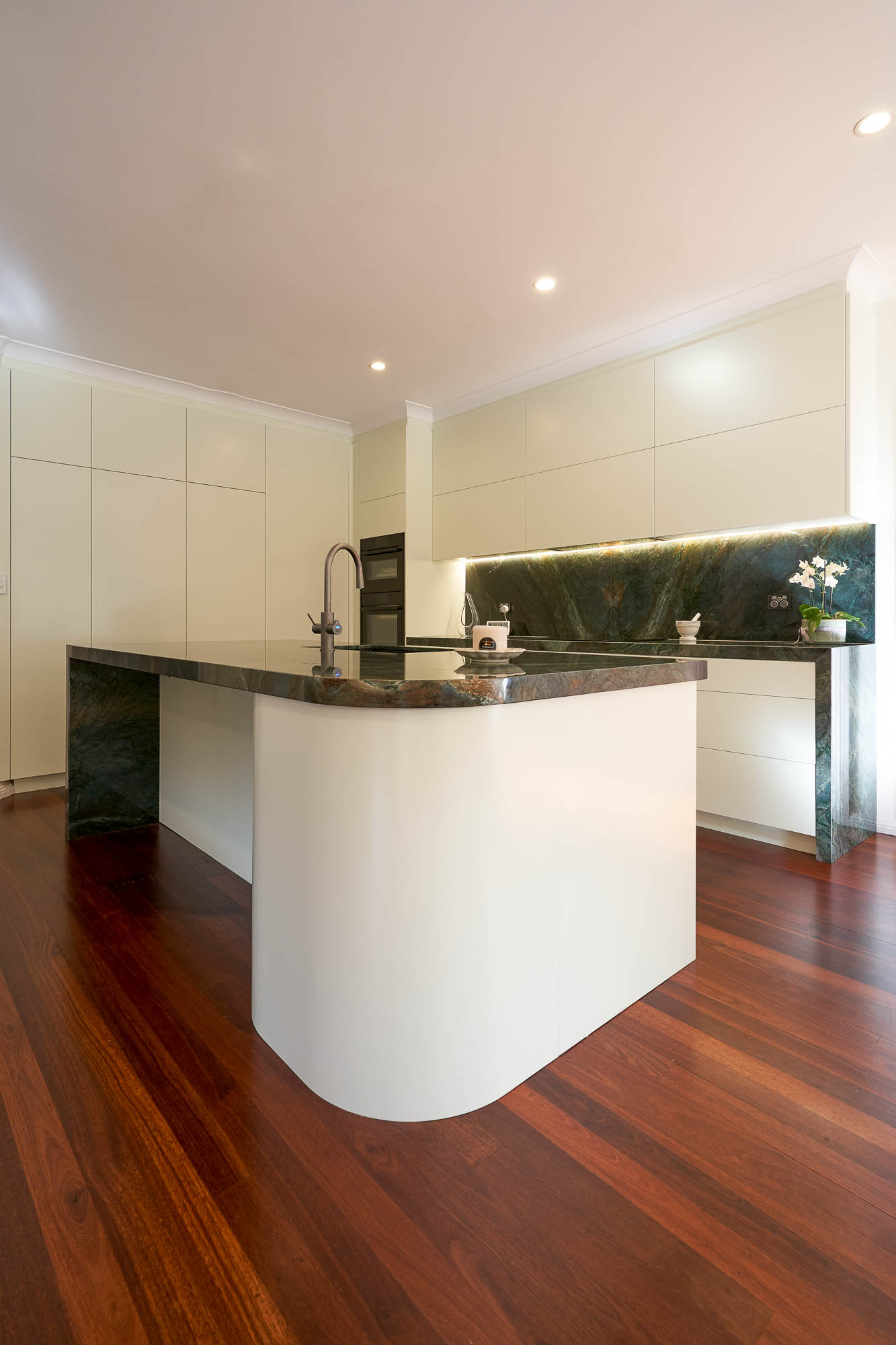 Curved natural stone Renolux kitchen