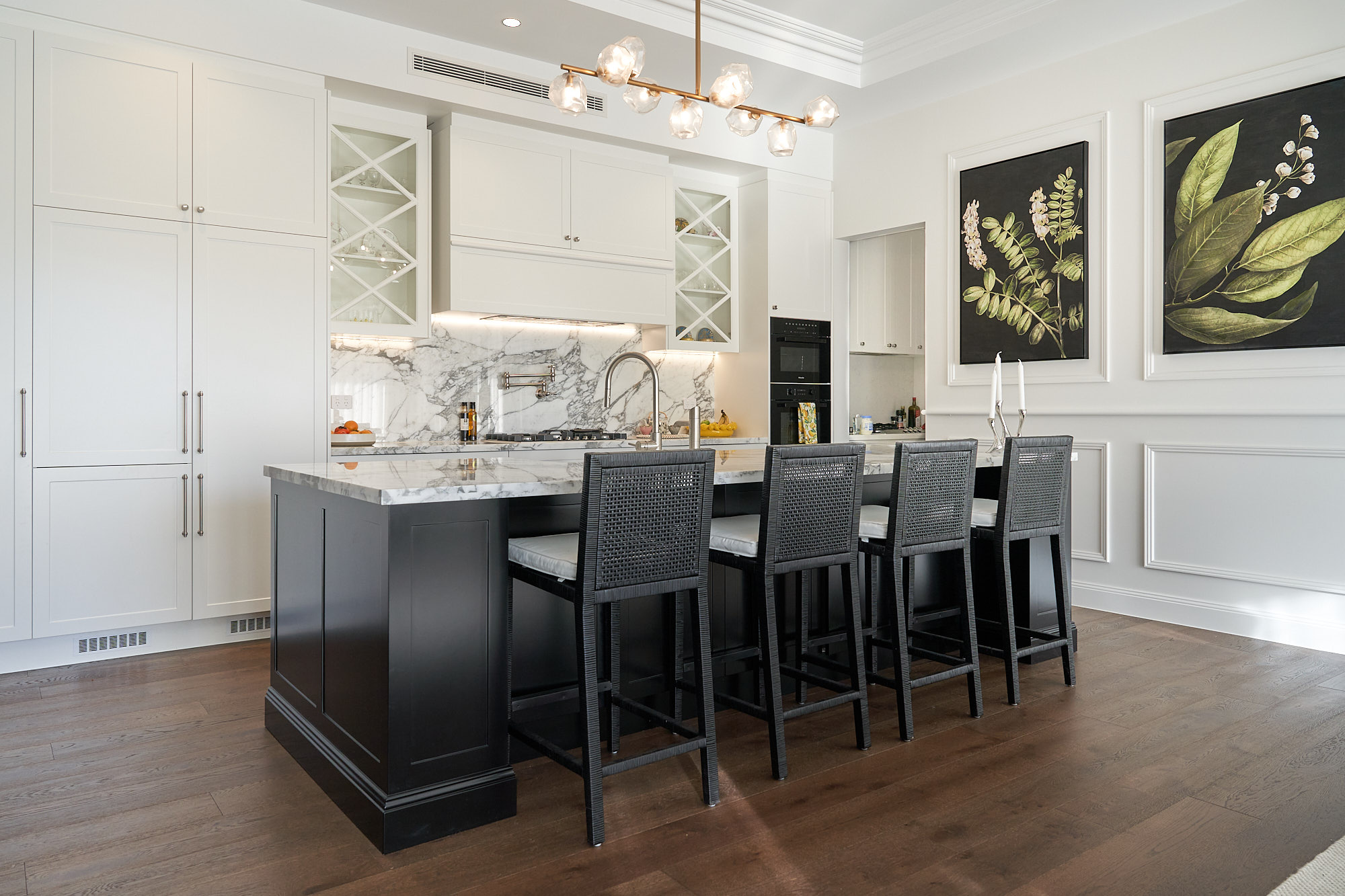 Timeless Elegance – Black & White Classic